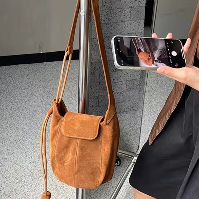 Frosted Suede Bucket Bag Pumpk - Interior Design High End 评论和价格